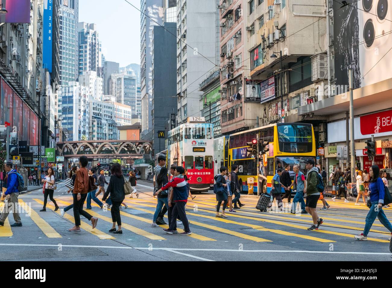 HongKong, Novembre 2019: la gente sulla strada affollata nel quartiere dello shopping (Causeway Bay) in della città di Hong Kong Foto Stock