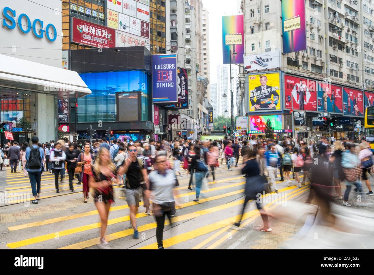 HongKong, Novembre 2019: scene di strada , pedoni che attraversano Via in affollato quartiere dello shopping (Causeway Bay) in della città di Hong Kong Foto Stock