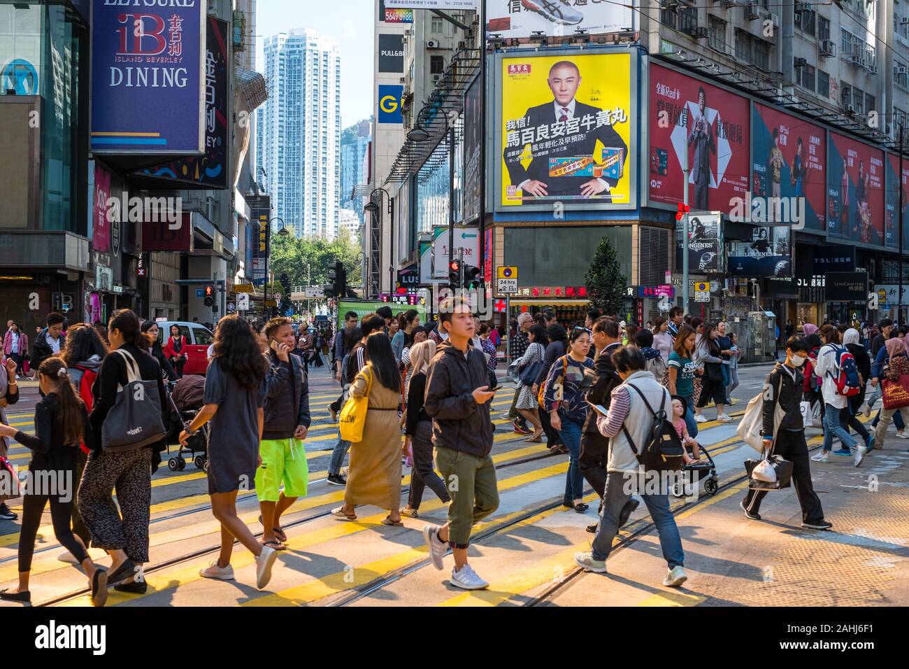 HongKong, Novembre 2019: scene di strada , pedoni che attraversano Via in affollato quartiere dello shopping (Causeway Bay) in della città di Hong Kong Foto Stock