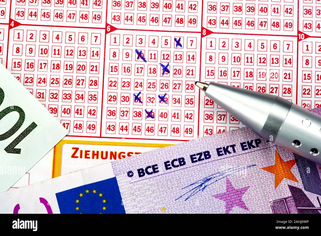 Ausgefüllter Lottoschein, 6 aus 49, Banknoten, Kugelschreiber,Glückspiel, Glücksspiel, Lotterie, Gewinn, banconota euro, Foto Stock
