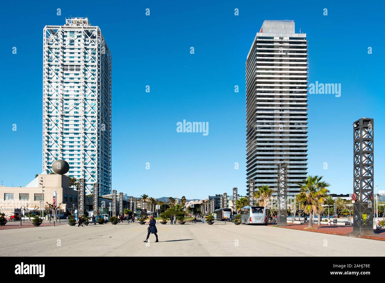Barcellona, Spagna - 22 dicembre 2019: una vista dei grattacieli twin Hotel Arts e Torre Mapfre, a Vila Olimpica distretto, nel lungomare del ci Foto Stock