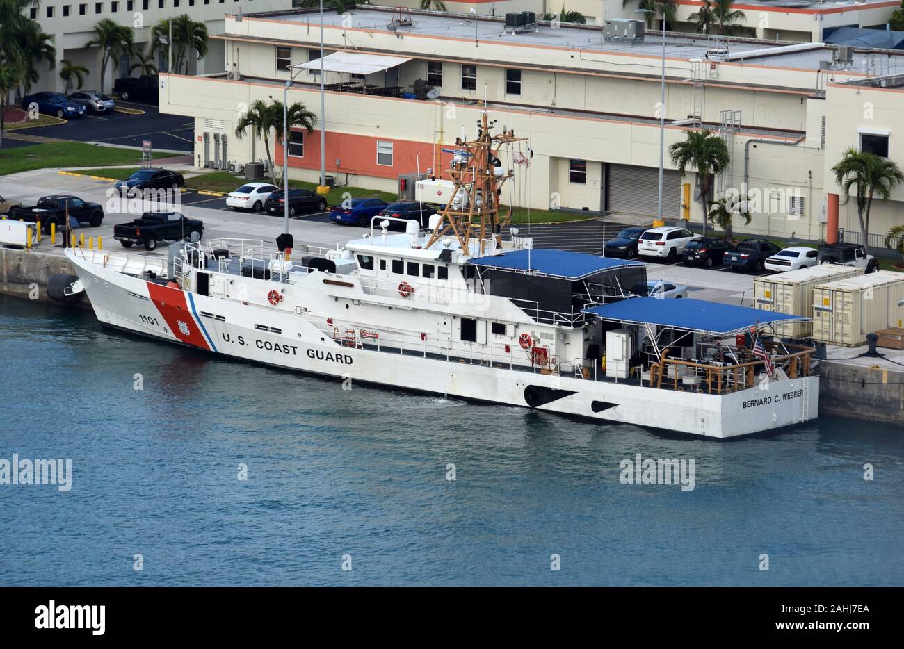 Miami, Stati Uniti d'America - 22 dicembre 2018: US Coast Guard cutter attende la prossima missione nell'USCG base Miami, Florida Foto Stock