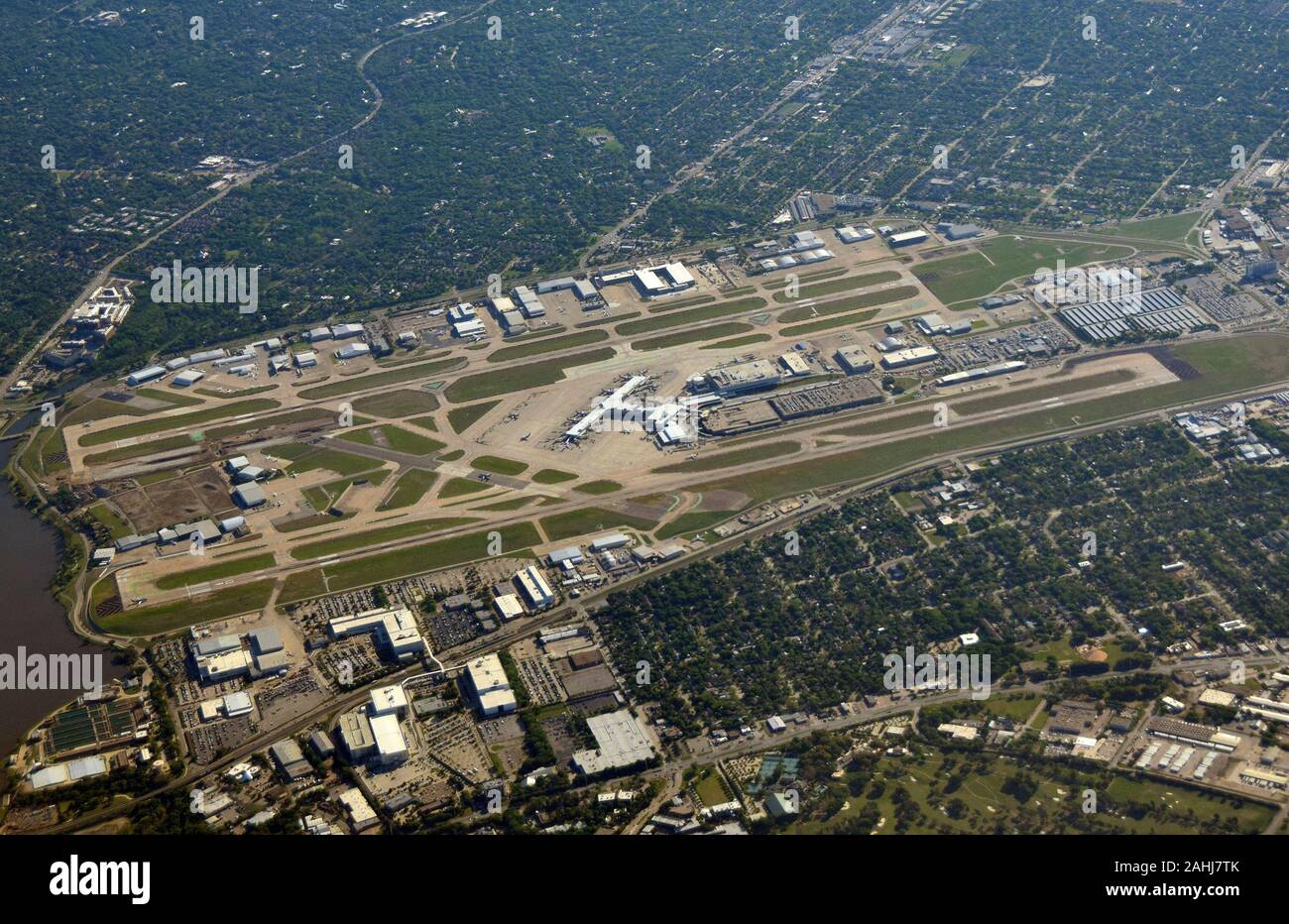 Dallas Love Field (KDAL) aeroporto visto da alta quota. Foto Stock