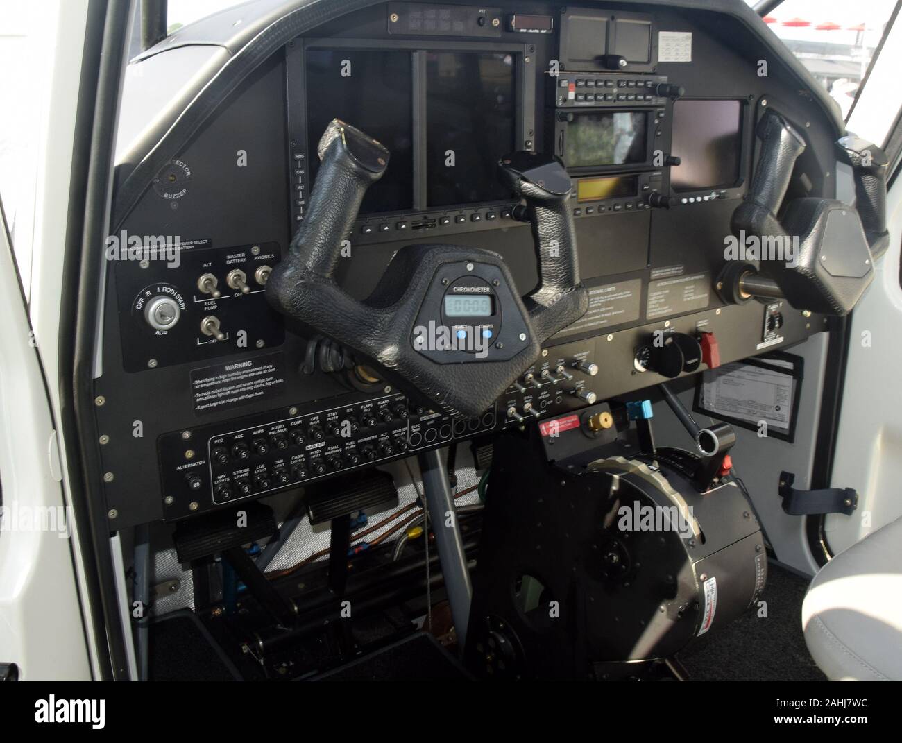 Luce moderno aereo privato cockpit di vetro pannello di strumentazione Foto Stock