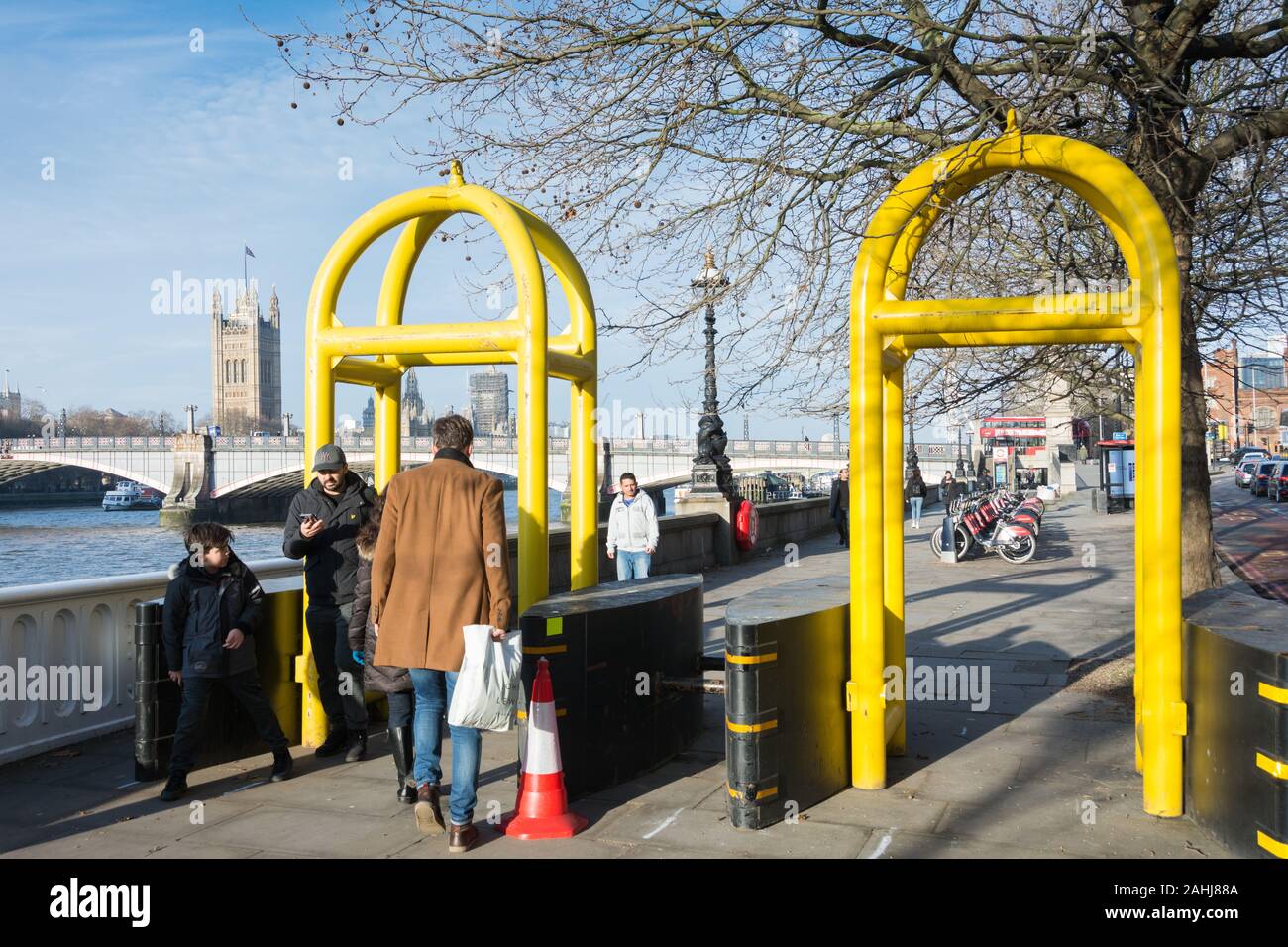 Giallo archi di sicurezza sull'Albert Embankment, London, Regno Unito Foto Stock