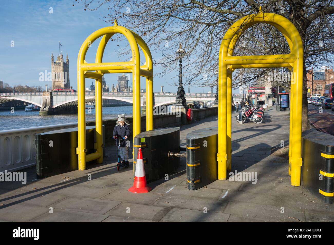 Giallo archi di sicurezza sull'Albert Embankment, London, Regno Unito Foto Stock