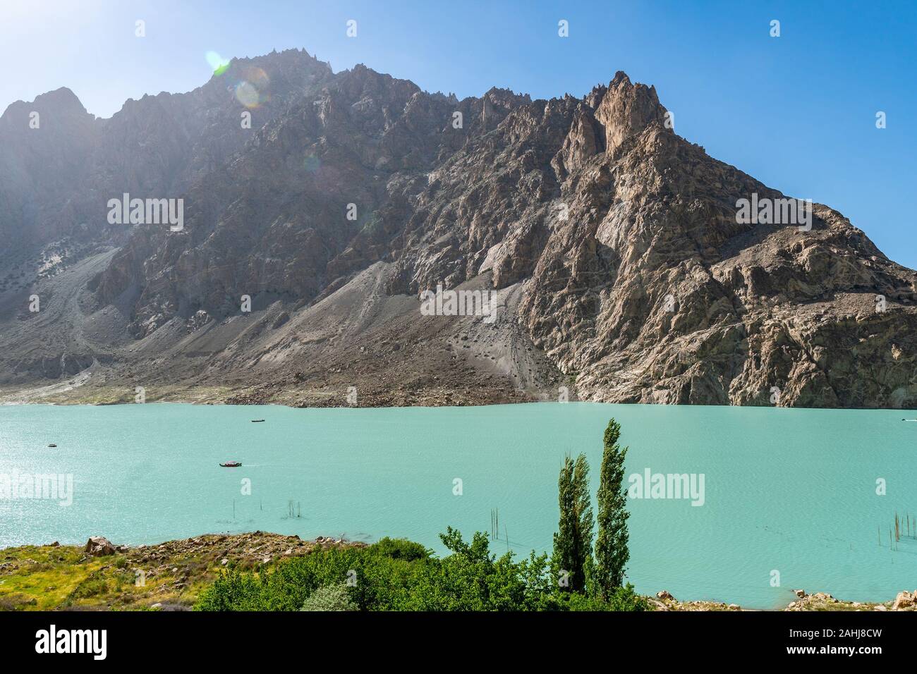 Lago di Attabad paesaggio pittoresco panorama mozzafiato con barche a vela su un soleggiato Blue Sky giorno Foto Stock