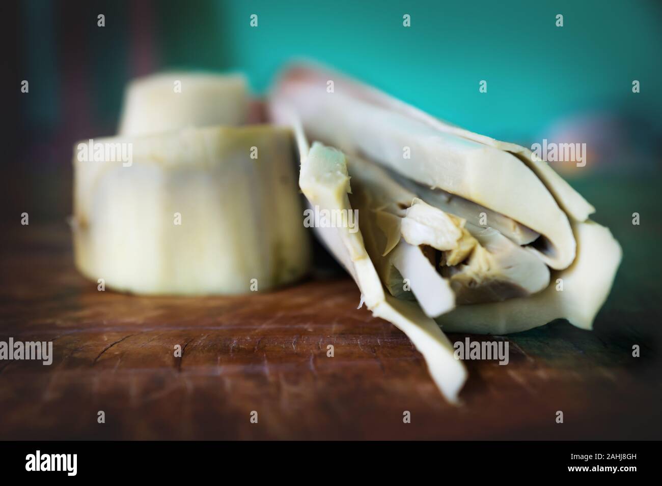 Pacaya cotto palm root o Chamaedorea tepejilote, tagliato in pezzi e cadere in strati, tipica verdura guatemalteca Foto Stock
