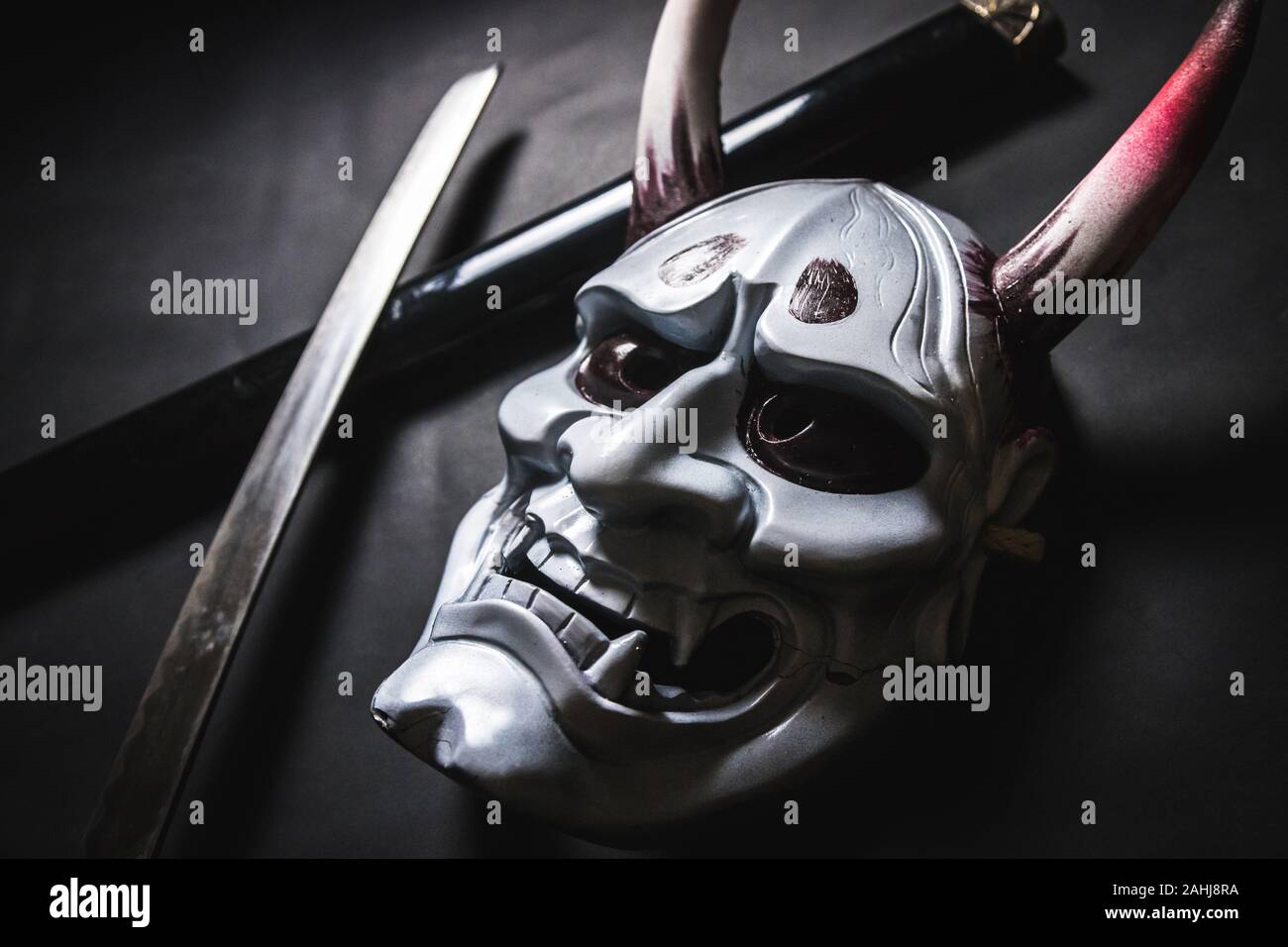Oni giapponese maschera o maschera gigante, utilizzato per decorare fatti a  mano da originale per farla apparire scuri e arte, con spada katana Foto  stock - Alamy