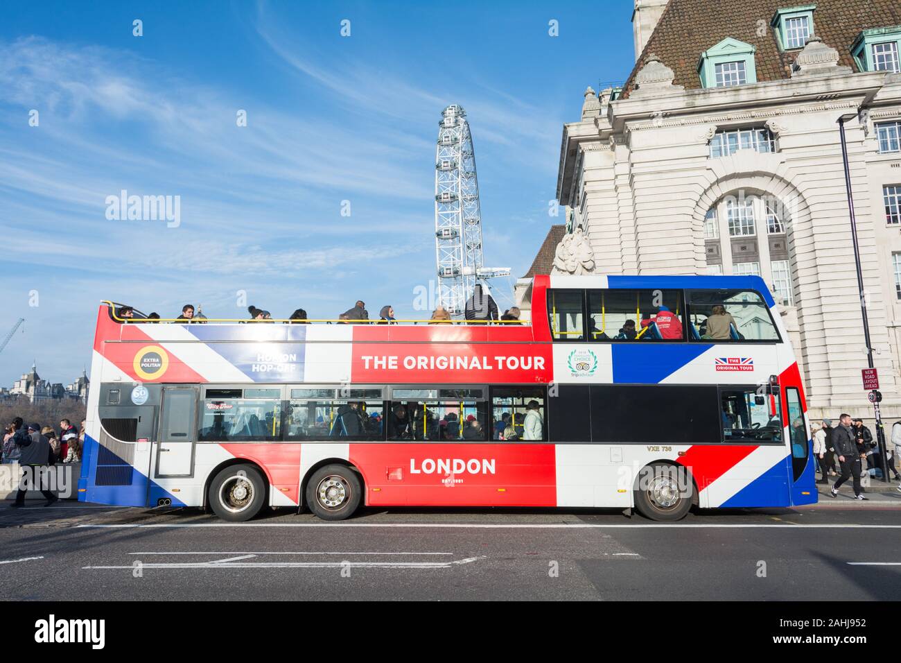Un open-top Original Tour bus sul Westminster Bridge, London, Regno Unito Foto Stock