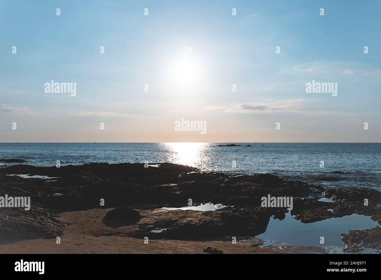 Il tono di colore blu con un sacco di spiaggia di contrasto nella visualizzazione normale. Quasi il tramonto del tempo hanno meno nuvola nel pomeriggio. pietra nera sulla sabbia nera Foto Stock