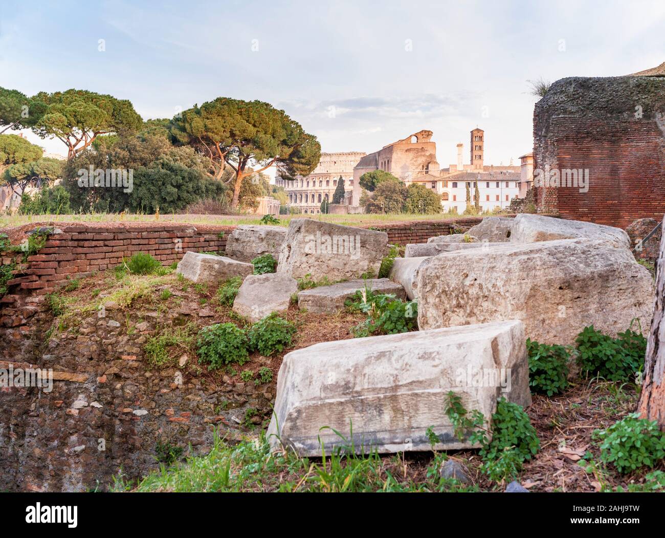 Blocchi di marmo, reliquie di Roma antica nei resti di età imperiale romana Forum sito del patrimonio mondiale. Foto Stock