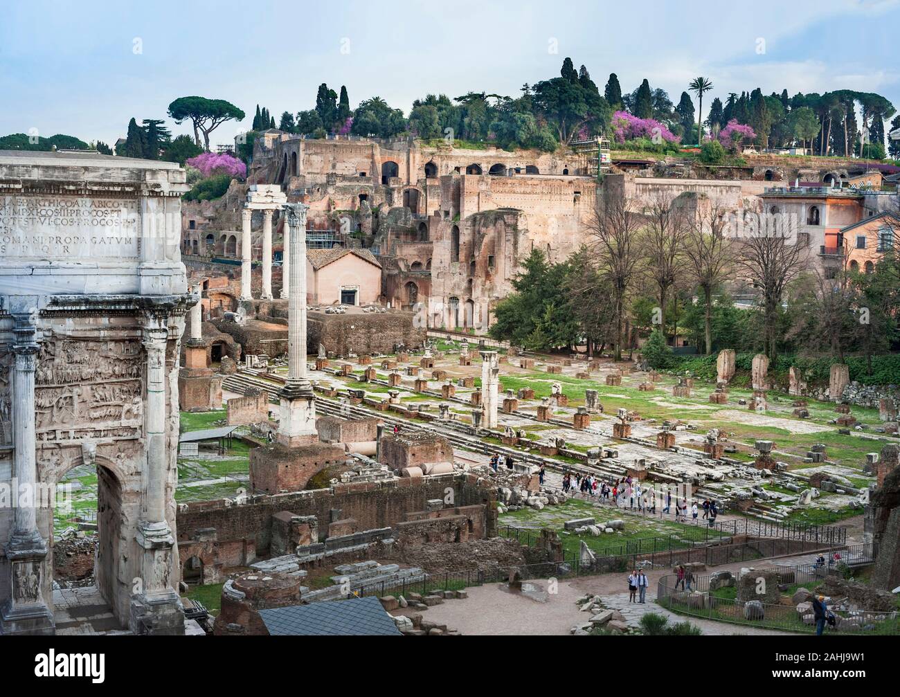 Roma Imperiale Forum Romano, L a R parte di Arco di Settimio Severo, Central Plaza e 3 colonna tempio di Castore e Polluce e il Colle Palatino al di là Foto Stock