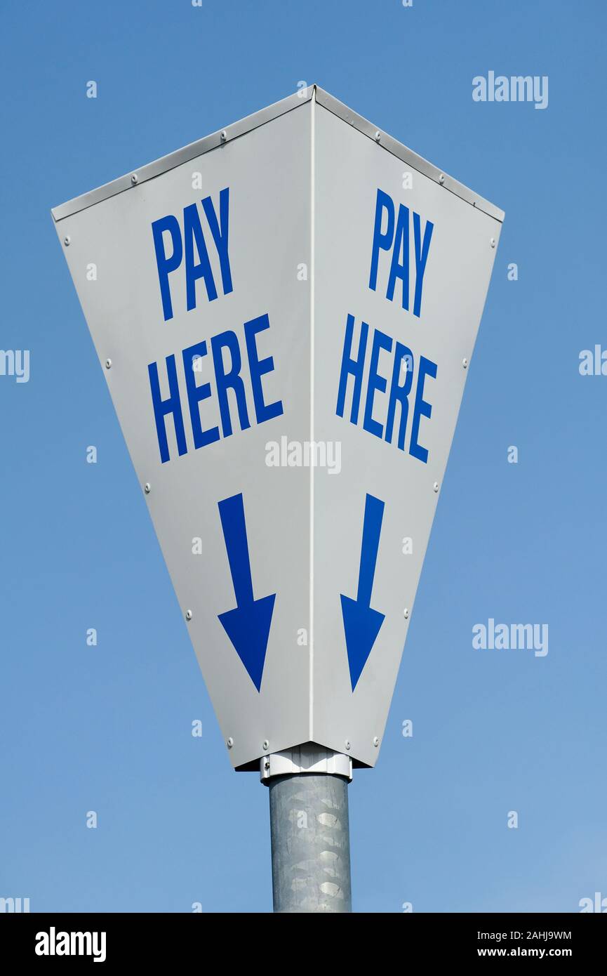 Parcheggio auto a pagamento segno qui con le frecce che puntano al punto di pagamento Foto Stock