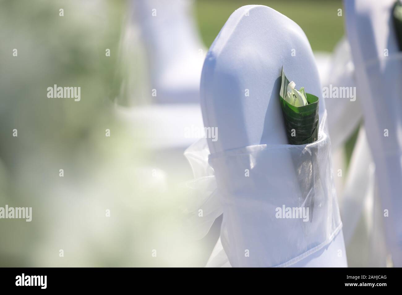 Il petalo fiore tenere all'interno della foglia di banano per la dispersione di un paio di cerimonia nuziale Foto Stock