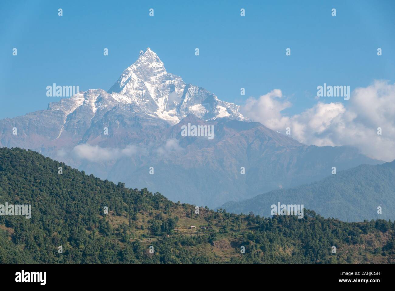La bellissima montagna Machhapuchhre che è parte dell'Himalaya Mountain Range in Nepal. Foto Stock