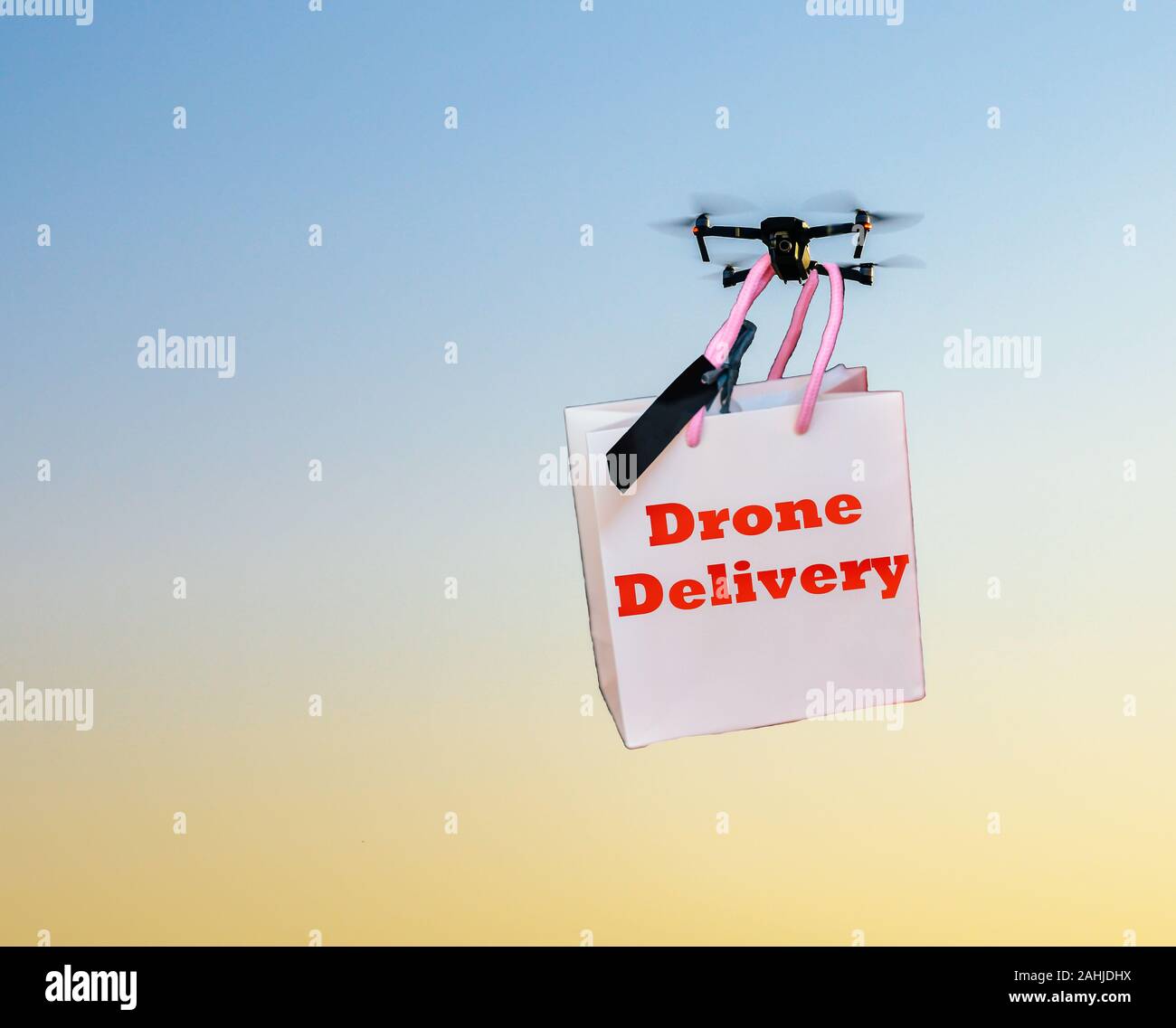 Drone futuristico concetto di consegna con copia spazio. Foto Stock