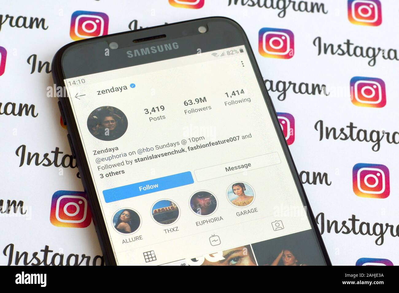 NY, Stati Uniti d'America - 4 dicembre 2019: Zendaya gazzetta instagram conto sulla schermata dello smartphone su carta instagram banner. Foto Stock