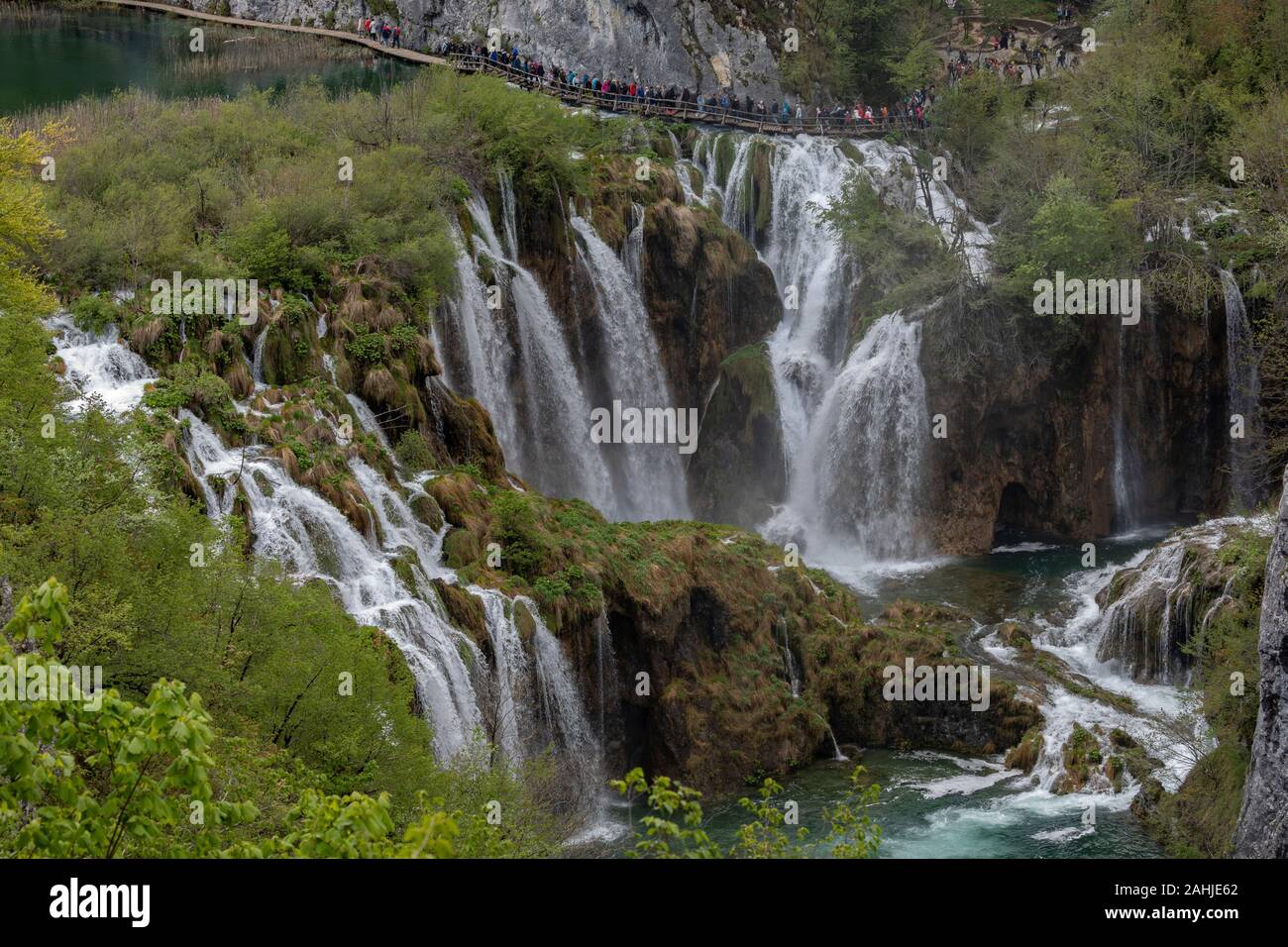 La grande cascata, o di Veliki slap, nel Parco Nazionale dei Laghi di Plitvice, Croazia Foto Stock