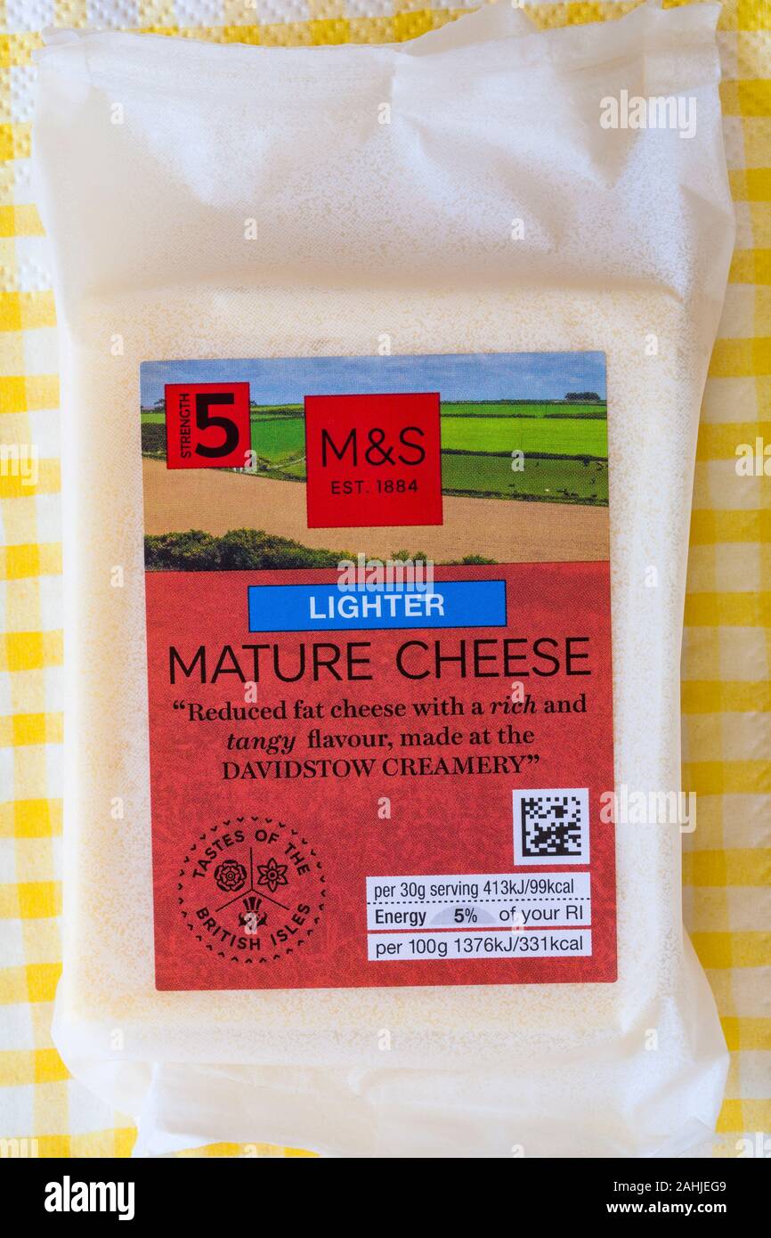 M&S accendino maturo ridotto di formaggio formaggio grasso con una ricca e sapore piccante fatta al Davidstow Creamery Foto Stock