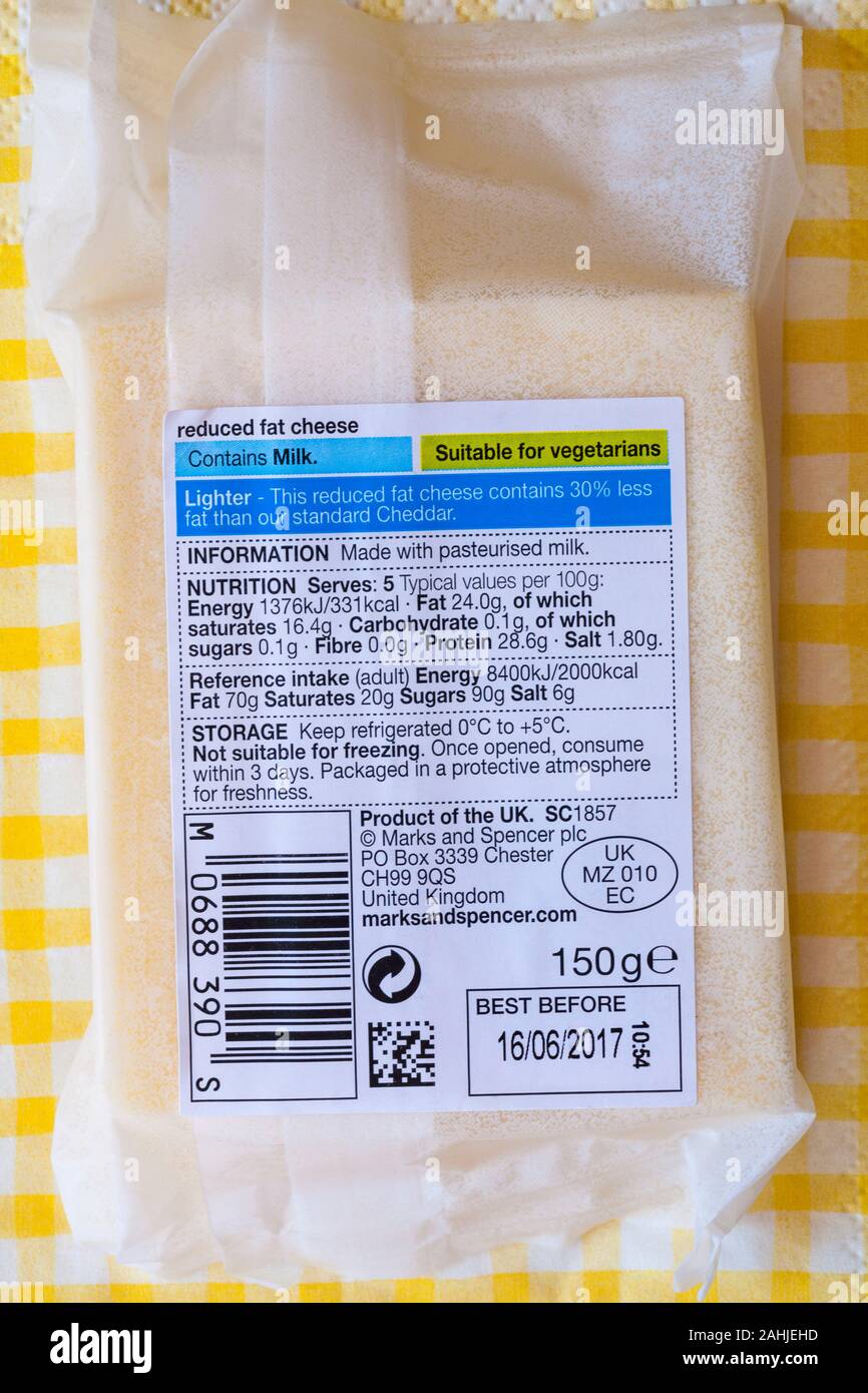 Più leggero di questo ridotto formaggio grasso contiene il 30% in meno  grasso rispetto al nostro standard di Cheddar - info sul pacco di M&S  accendino maturo ridotto di formaggio formaggio grasso