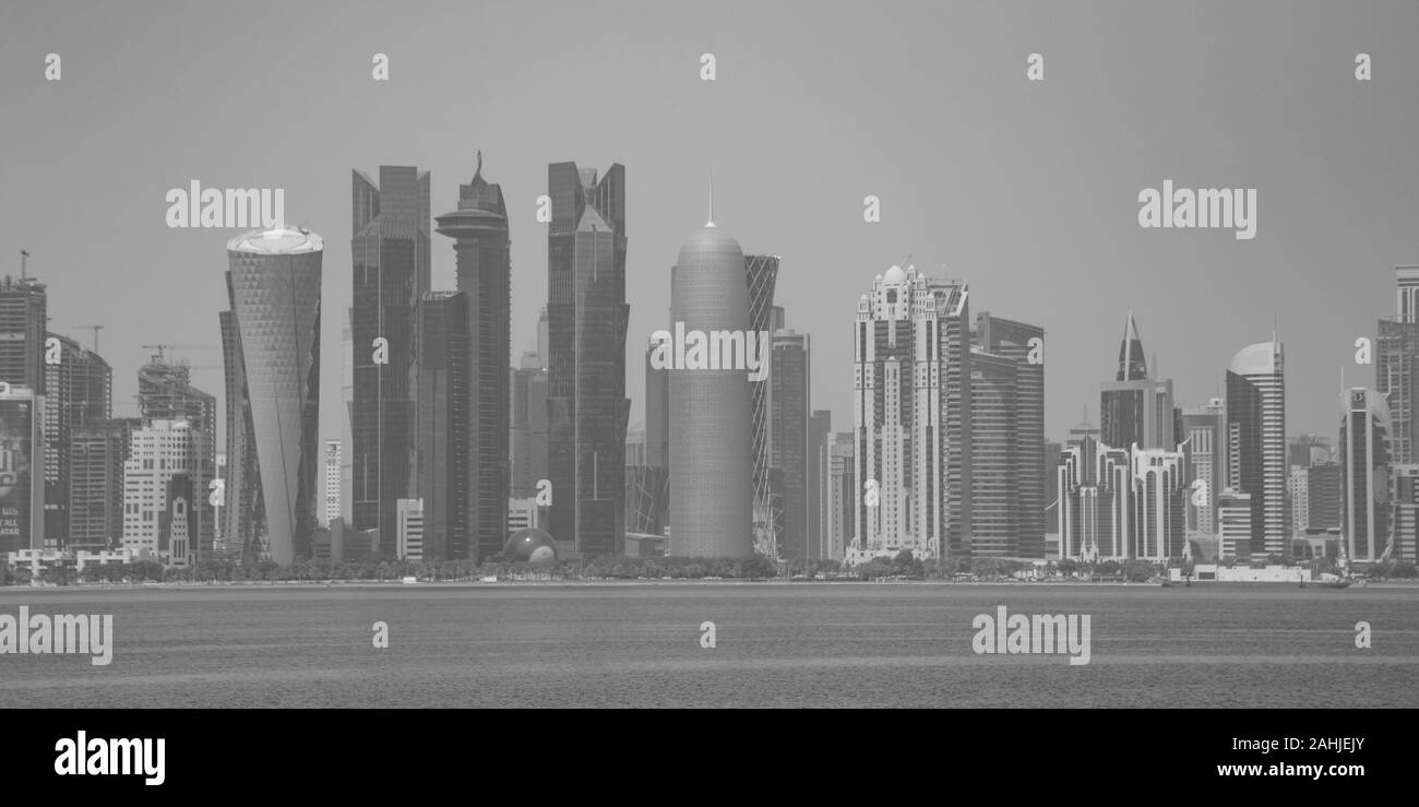 Doha, Qatar - probabilmente il punto di riferimento più importante di Doha, la Corniche è un lungomare che si estende per sette chilometri lungo la baia di Doha Foto Stock