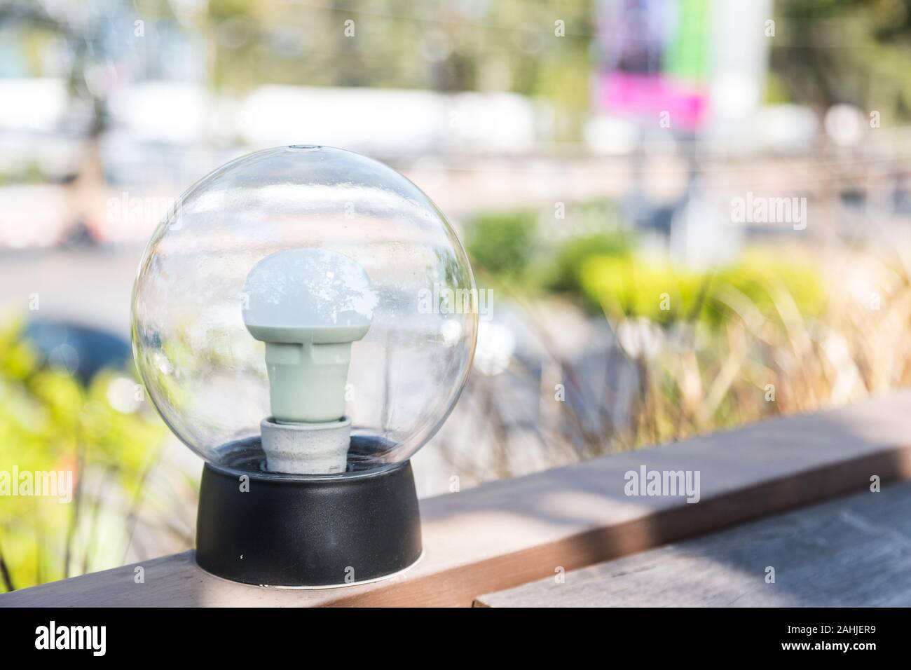 La lampadina della luce perfettamente circolare sul balcone al mattino, ma  ancora non si spegne Foto stock - Alamy
