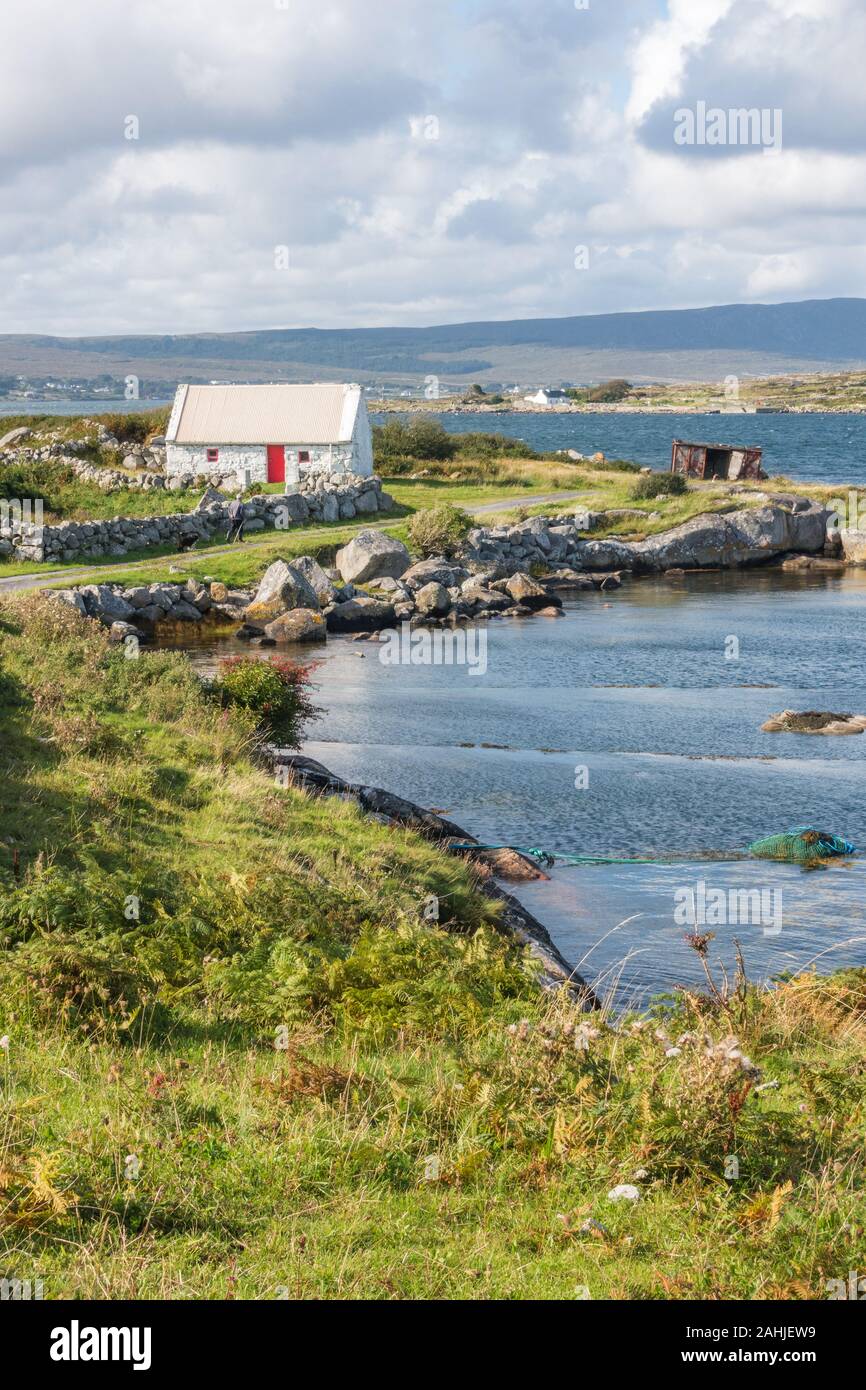 Tradizionale cottage irlandese in Connemara, con sfondo paesaggio di campagna Foto Stock