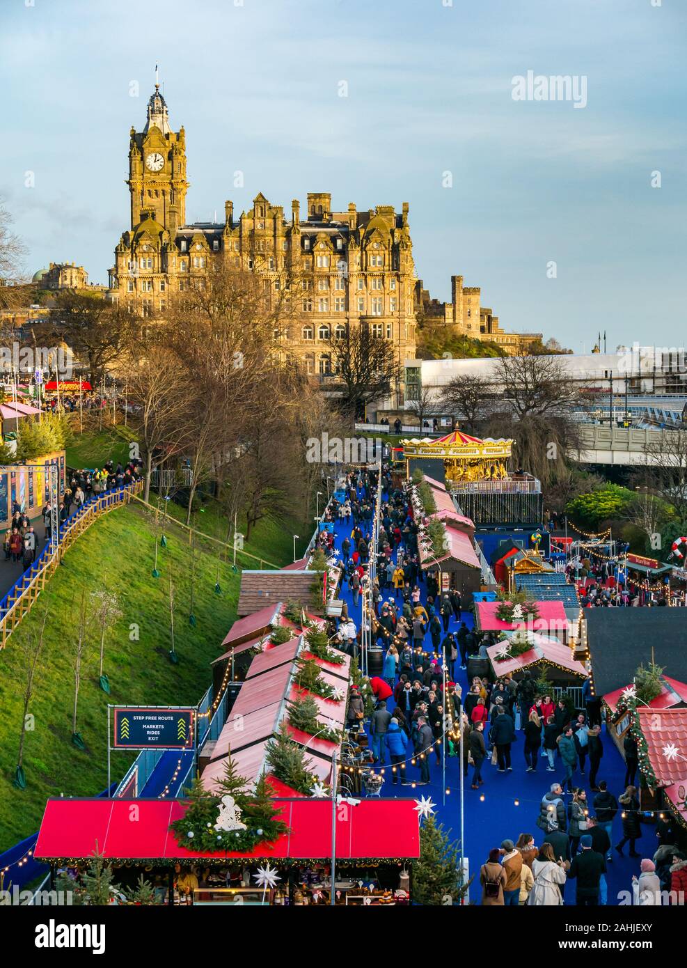 Princes Street Gardens mercatino di Natale con Balmoral Hotel, Edimburgo, Scozia, Regno Unito Foto Stock