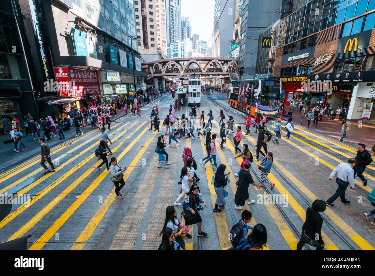 HongKong, Novembre 2019: il traffico della strada scena, pedonale di persone su strada di attraversamento in Hong Kong City, il quartiere degli affari Foto Stock