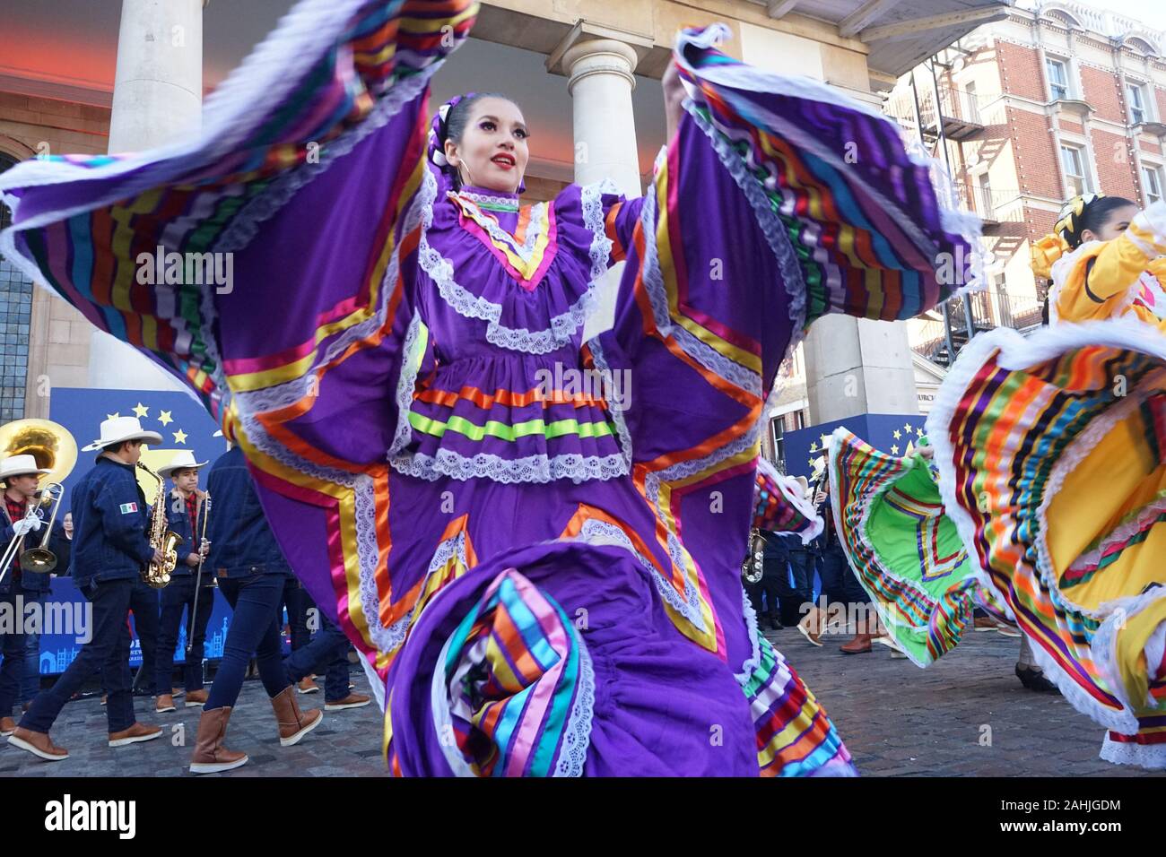 Londra, Regno Unito, 30 Dic, 2019. Gli artisti interpreti o esecutori di eseguire in anteprima di Londra il giorno di Capodanno sfilata in Covent Garden Piazza. Foto Stock