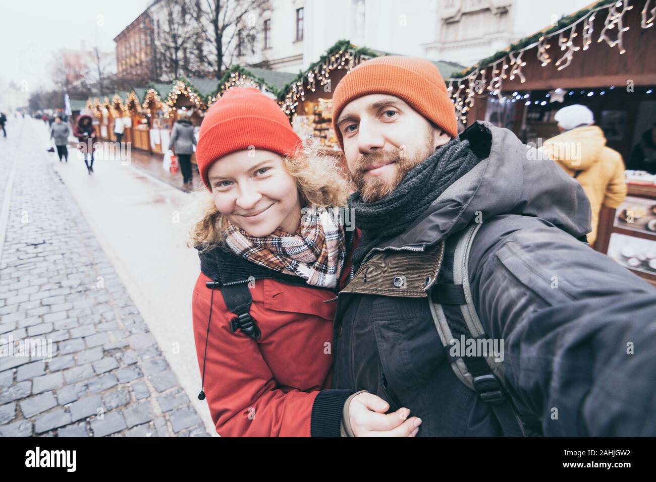 Giovane coppia caucasica rendendo selfie al mercatino di Natale di Kosice, la Slovacchia Foto Stock