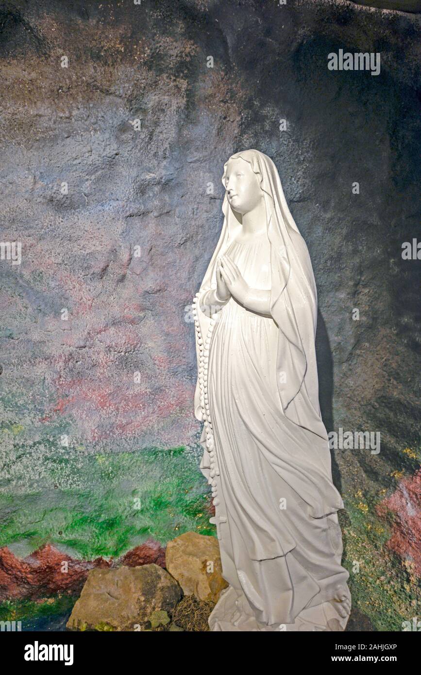 Statua di porcellana di Maria Madre di Dio prega. Saint Marys in montagna museum, Virginia City, Nevada Foto Stock