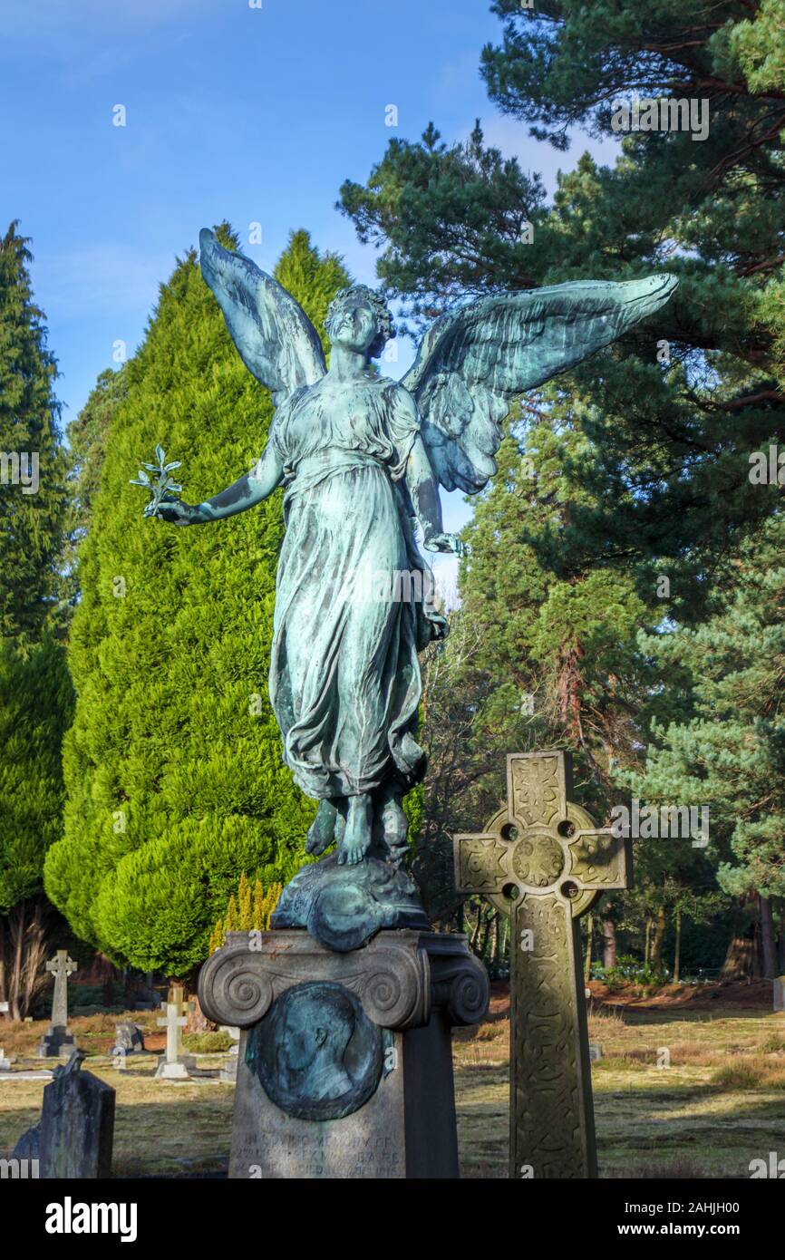 Memorial con la statua di un angelo in Sud cimitero, Brookwood Cimitero Cimitero, impallidisce, Brookwood, vicino a Woking, Surrey, Inghilterra sudorientale, REGNO UNITO Foto Stock