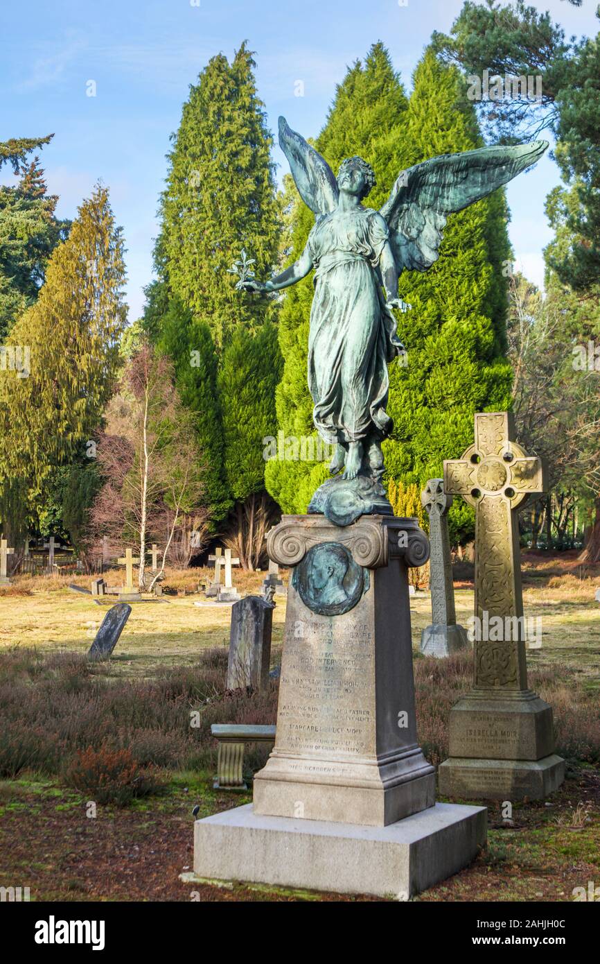 Memorial con la statua di un angelo in Sud cimitero, Brookwood Cimitero Cimitero, impallidisce, Brookwood, vicino a Woking, Surrey, Inghilterra sudorientale, REGNO UNITO Foto Stock