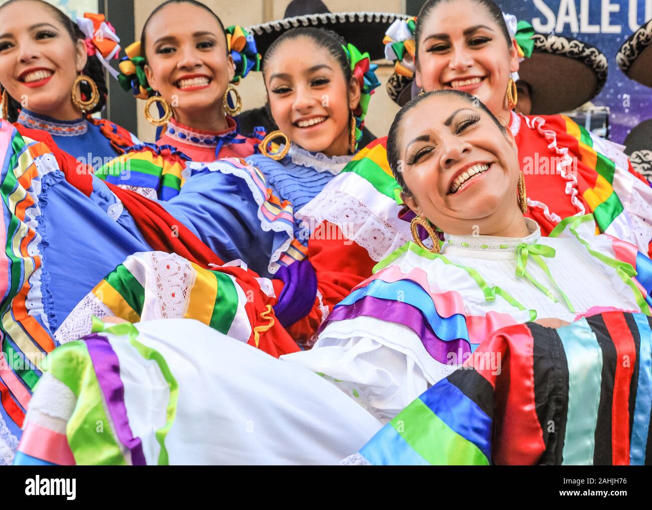 Il Covent Garden di Londra, 30 dic 2019. Carnaval del Pueblo portare colorata cultura latino-americana per le feste - un messicano di gruppo di musicisti e ballerini in abiti colorati, nonché cowgirls e cowgirls sono parte del Carnevale del pueblo.La Londra Capodanno Parade (o LNYDP) hanno scelto la vibrante Covent Garden Piazza per questo anno di evento di anteprima, presentazione di molti dei loro gruppi di partecipanti. La parata di per sé avrà inizio alle ore 12 del 1 gennaio e passare attraverso il centro di Londra. Credito: Imageplotter/Alamy Live News Foto Stock