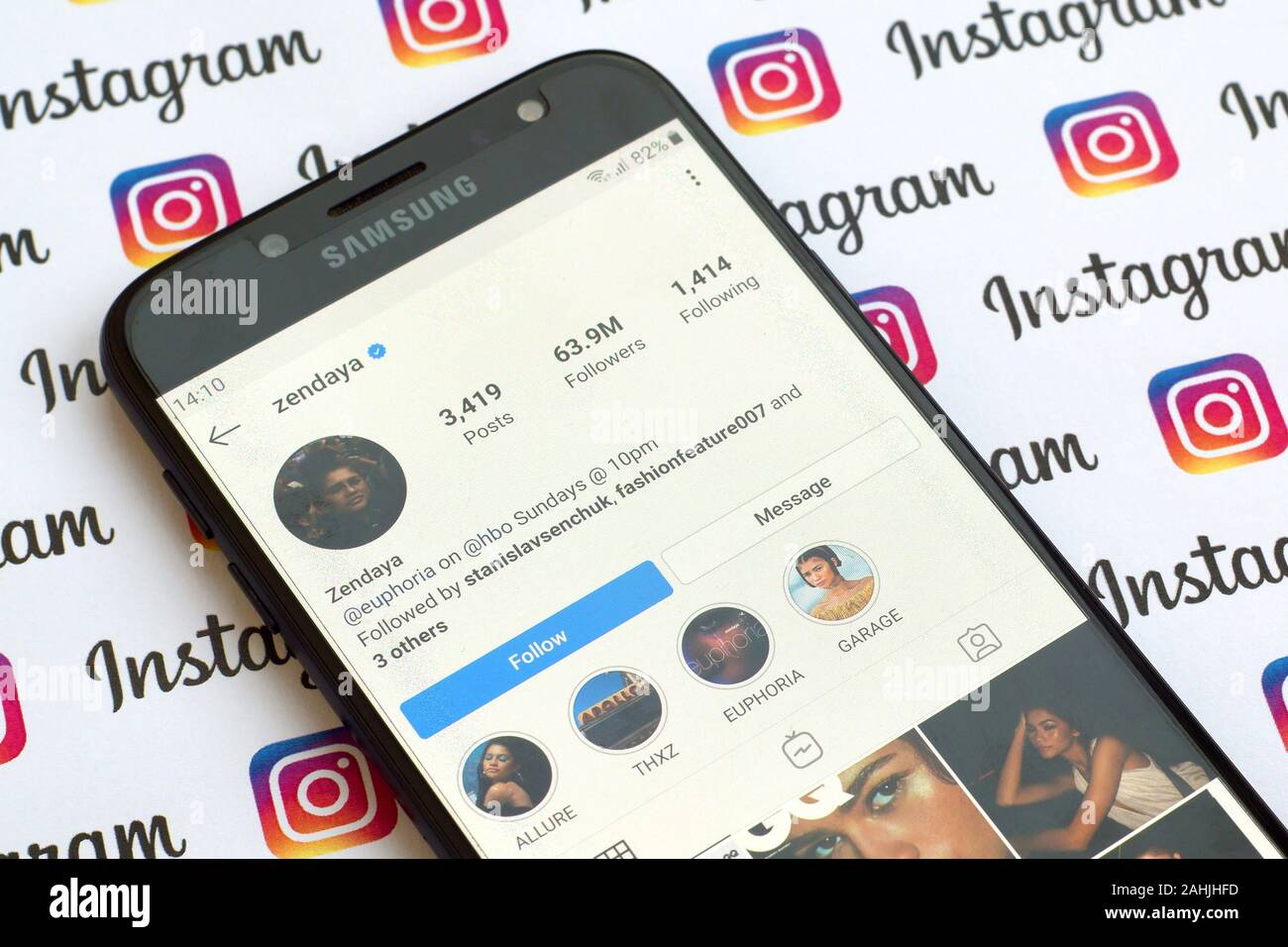 NY, Stati Uniti d'America - 4 dicembre 2019: Zendaya gazzetta instagram conto sulla schermata dello smartphone su carta instagram banner. Foto Stock