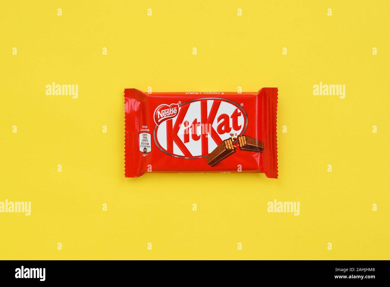 NY, Stati Uniti d'America - 4 dicembre 2019: Kit Kat chocolate bar in rosso confezione sta su sfondo giallo. Kit Kat creato da Rowntree di York nel Regno Unito un Foto Stock