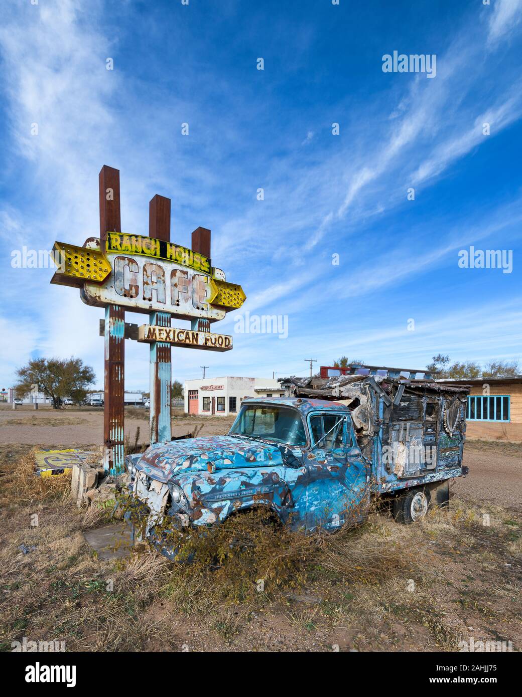 Abbandonato Ranch House Cafe segno accanto a abbandonato pick up truck lungo il percorso 66 in Tucumcari, Nuovo Messico Foto Stock