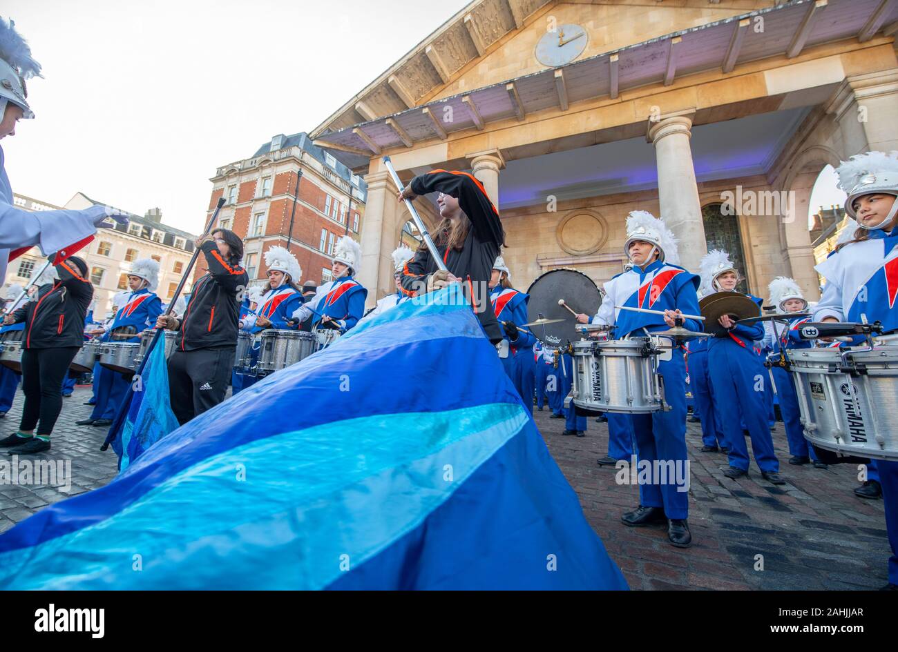 Il Covent Garden Piazza di Londra, Regno Unito. Il 30 dicembre 2019. Marching Band e musica del mondo saluta gli spettatori per la LNYDP 2020 Anteprima nel centro di Londra. Credito: Malcolm Park/Alamy. Foto Stock