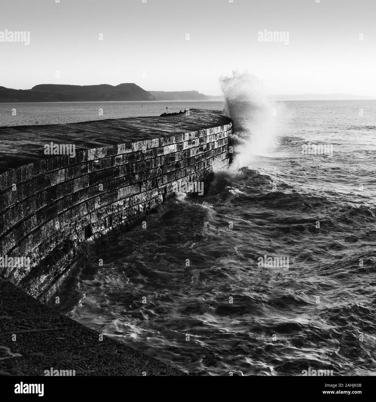 Spruzzi d'onda oltre il Cobb Foto Stock