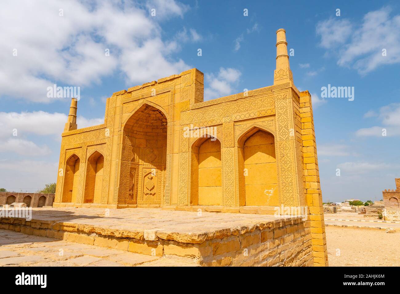 Makli Hill necropoli UNESCO World Heritage Site vista pittoresca del mihrab su un soleggiato Blue Sky giorno Foto Stock