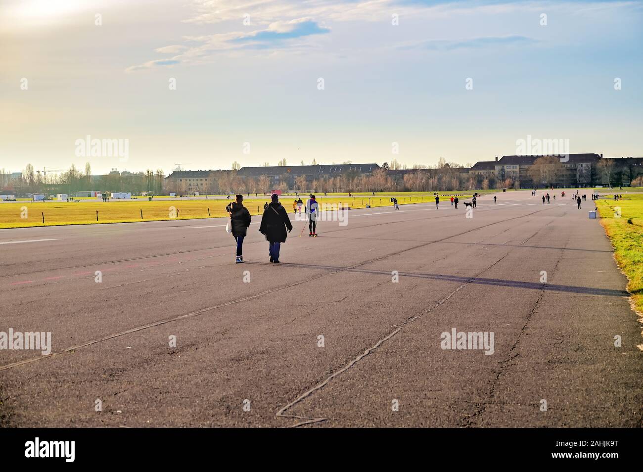 Berlino, Germania - 29 dicembre 2019: vista sulla zona del vecchio aeroporto di Tempelhof nel centro di Berlino, che è ora utilizzato come una ricreazione sono Foto Stock