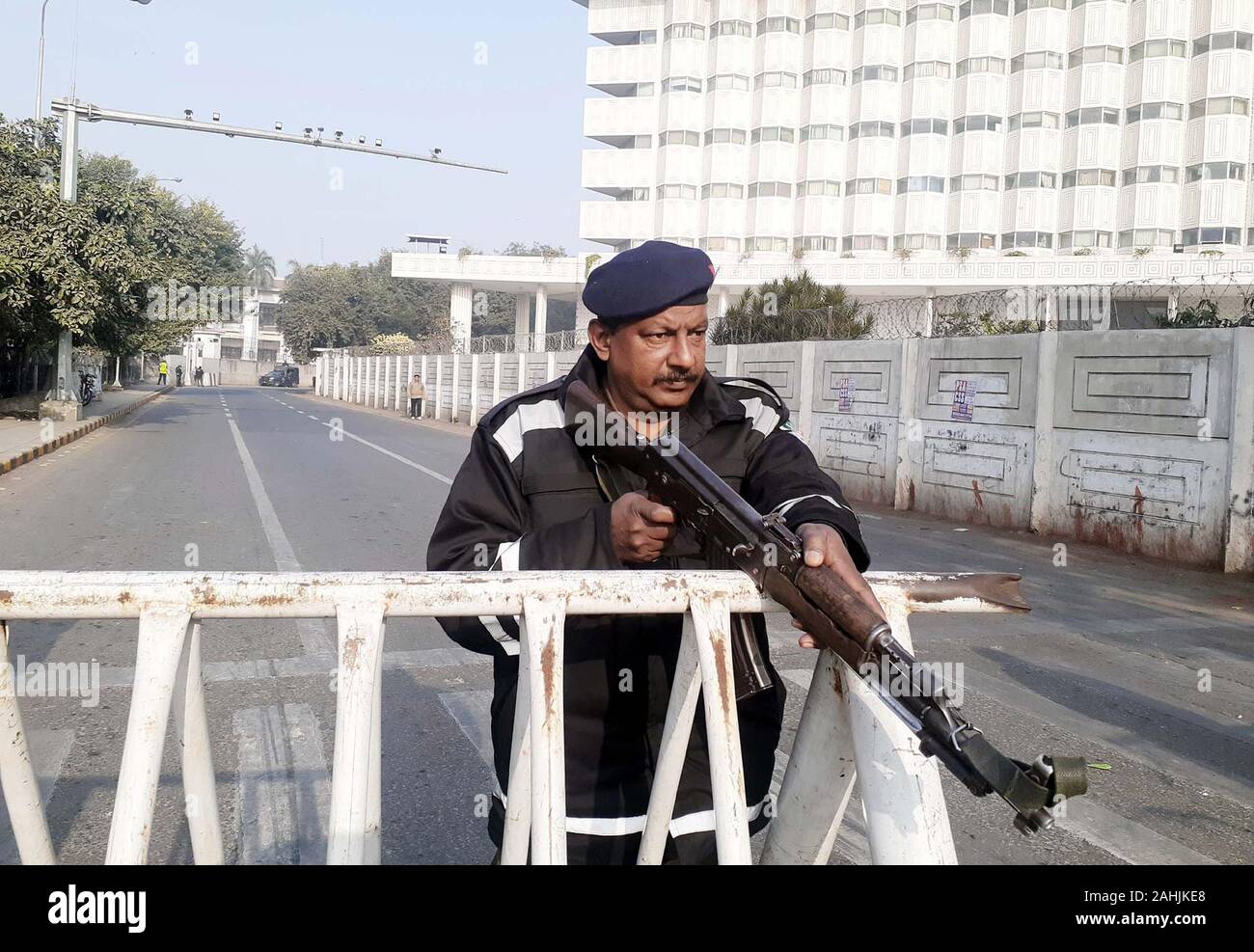 Lahore, Pakistan. 30 dic 2019. I funzionari di sicurezza sono in piedi ad alta allerta per evitare spiacevoli incidenti nel corso della sessione di gruppo, al gruppo del Punjab a Lahore Lunedì, 30 dicembre 2019. Credito: Asianet-Pakistan/Alamy Live News Foto Stock