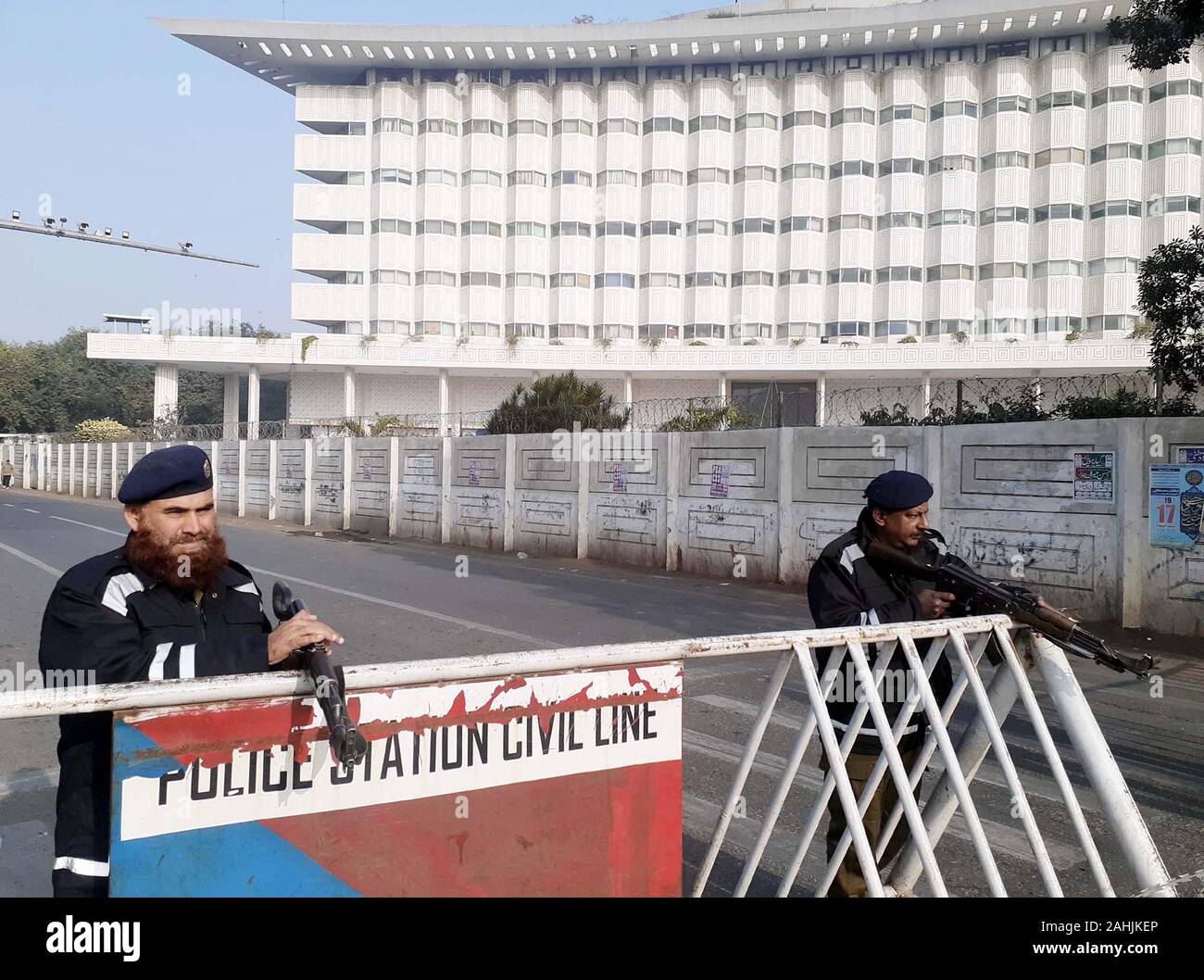 Lahore, Pakistan. 30 dic 2019. I funzionari di sicurezza sono in piedi ad alta allerta per evitare spiacevoli incidenti nel corso della sessione di gruppo, al gruppo del Punjab a Lahore Lunedì, 30 dicembre 2019. Credito: Asianet-Pakistan/Alamy Live News Foto Stock