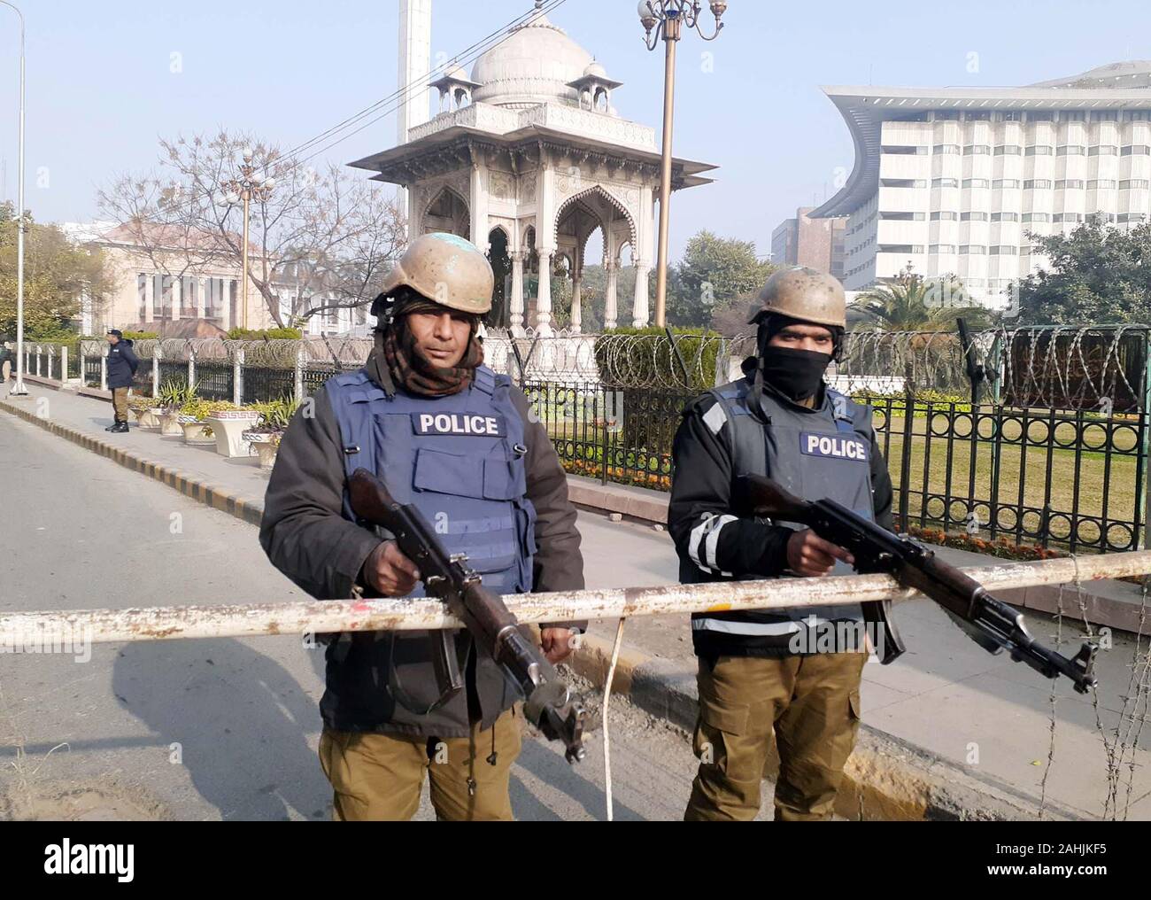 Lahore, Pakistan. 30 dic 2019. I funzionari di sicurezza sono in piedi ad alta allerta per evitare spiacevoli incidenti nel corso della sessione di gruppo, al gruppo del Punjab a Lahore Lunedì, 30 dicembre 2019. Credito: Asianet-Pakistan/Alamy Live News Foto Stock