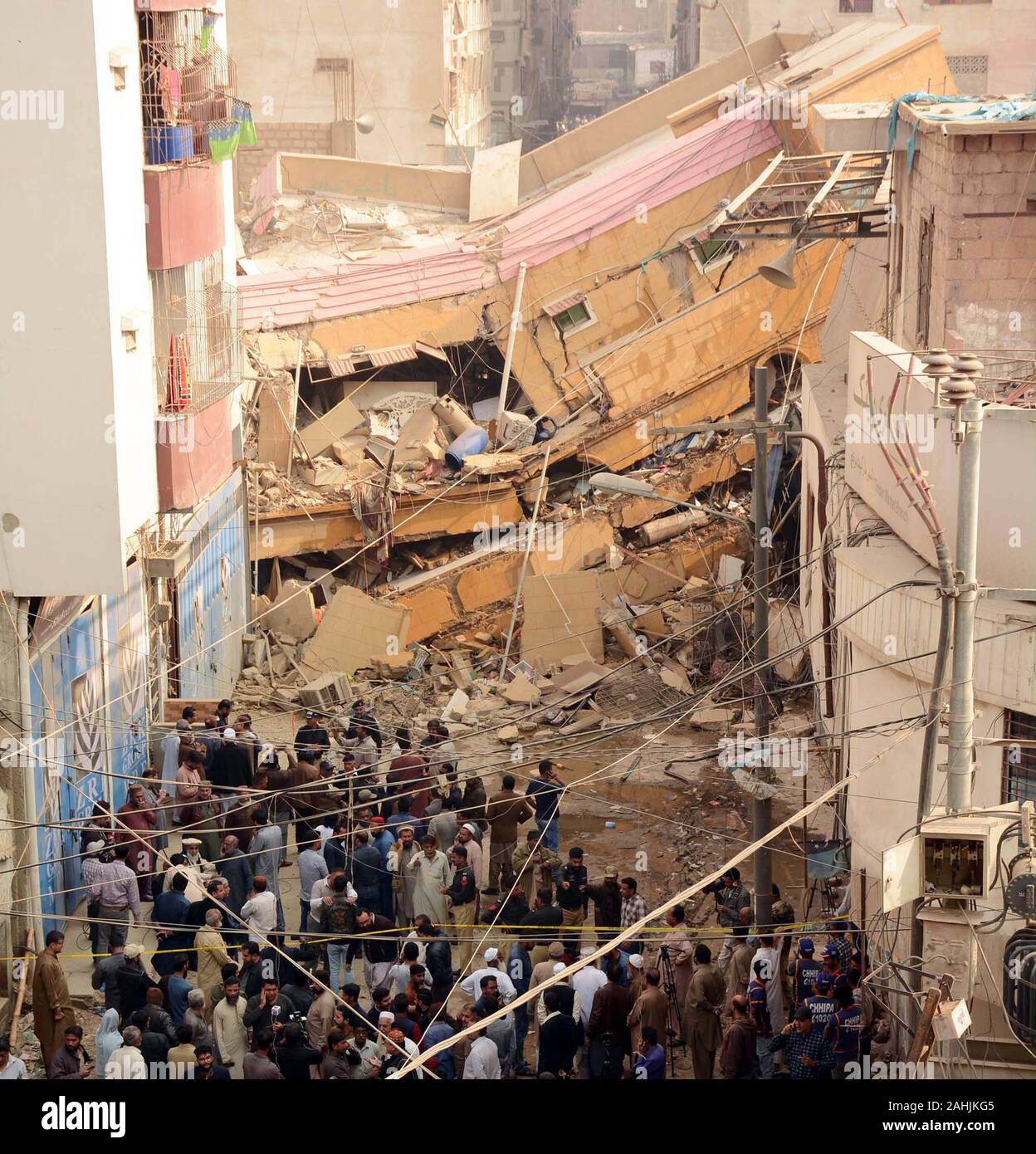 Lahore, Pakistan. 30 dic 2019. Vista del luogo dopo un edificio crollato a Ranchor area di corsia a Karachi il lunedì, 30 dicembre 2019. Un edificio a sei piani in Karachi Ranchor dell area di corsia è crollato il lunedì, ma non vi è alcuna perdita di vita riportati come il complesso era stata evacuata in anticipo. Credito: Asianet-Pakistan/Alamy Live News Foto Stock