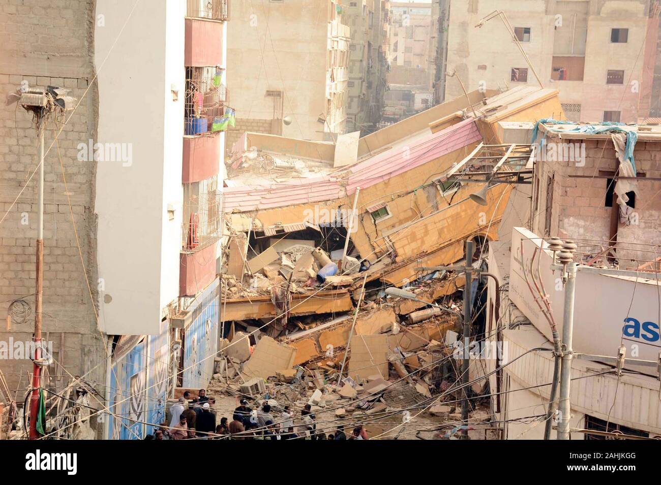 Lahore, Pakistan. 30 dic 2019. Vista del luogo dopo un edificio crollato a Ranchor area di corsia a Karachi il lunedì, 30 dicembre 2019. Un edificio a sei piani in Karachi Ranchor dell area di corsia è crollato il lunedì, ma non vi è alcuna perdita di vita riportati come il complesso era stata evacuata in anticipo. Credito: Asianet-Pakistan/Alamy Live News Foto Stock