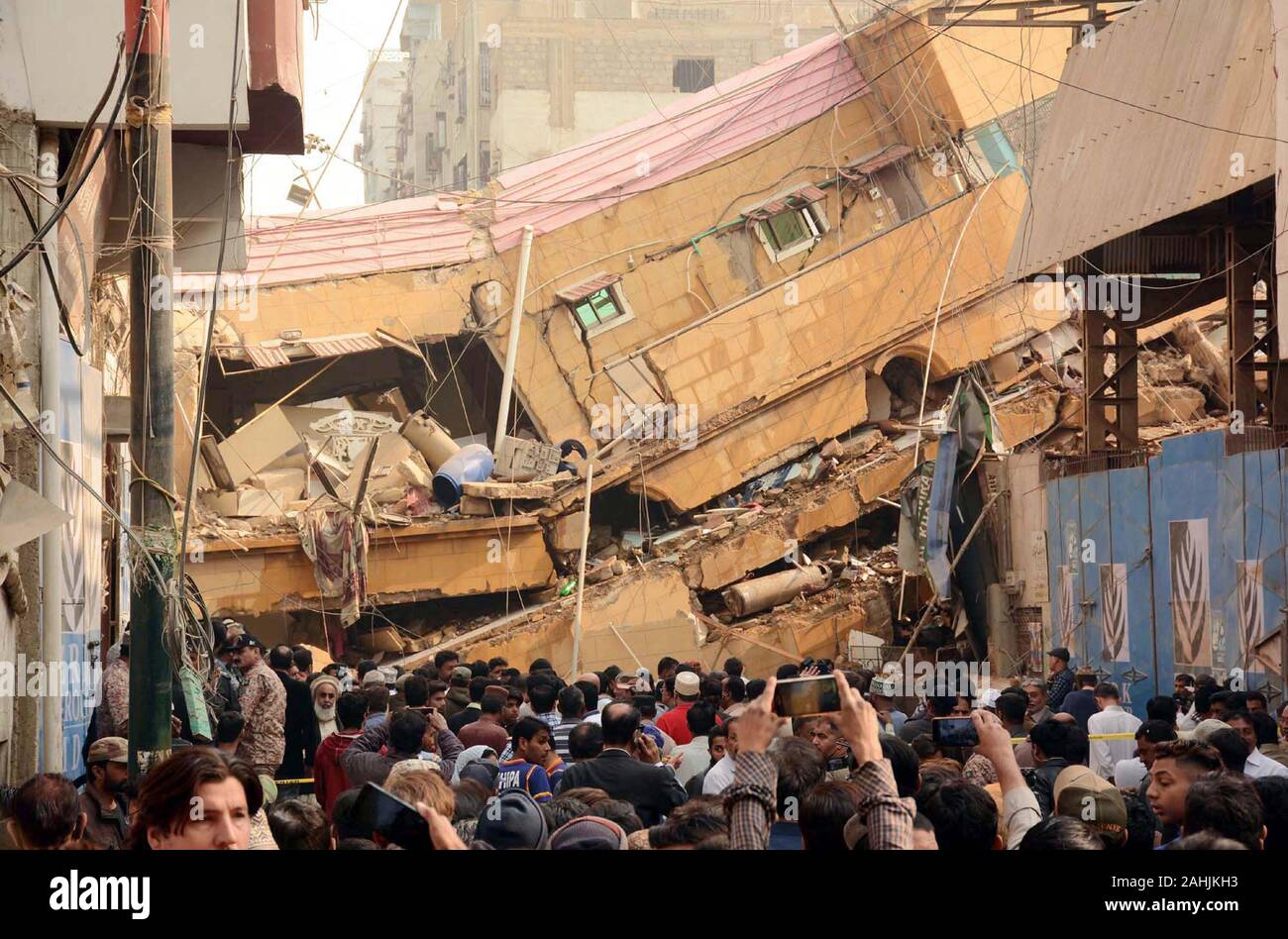 Lahore, Pakistan. 30 dic 2019. Vista del luogo dopo un edificio crollato a Ranchor area di corsia a Karachi il lunedì, 30 dicembre 2019. Un edificio a sei piani in Karachi Ranchor dell area di corsia è crollato il lunedì, ma non vi è alcuna perdita di vita riportati come il complesso era stata evacuata in anticipo. Credito: Asianet-Pakistan/Alamy Live News Foto Stock