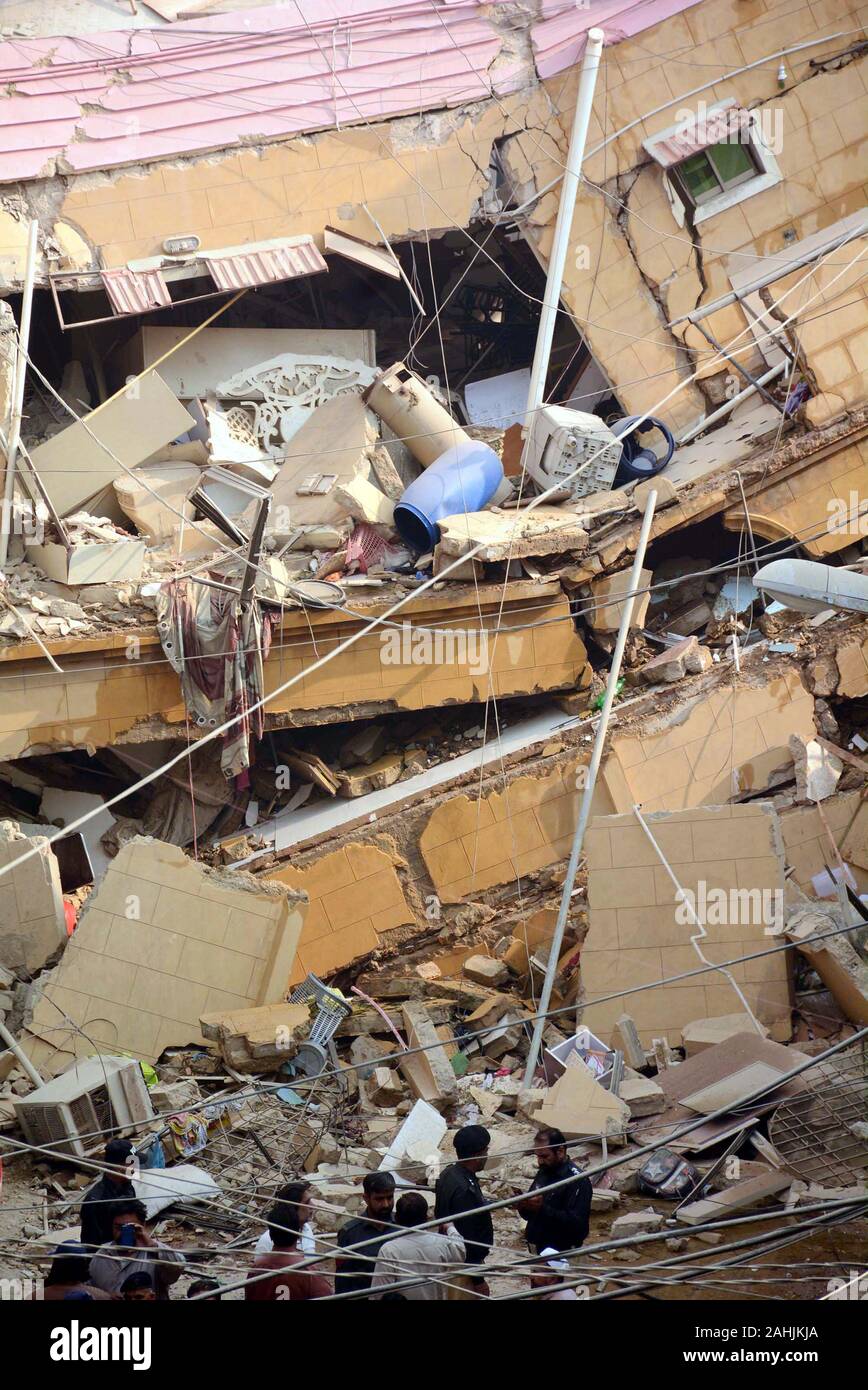 Lahore, Pakistan. 30 dic 2019. Vista del luogo dopo un edificio crollato a Ranchor area di corsia a Karachi il lunedì, 30 dicembre 2019. Un edificio a sei piani in Karachi Ranchor dell area di corsia è crollato il lunedì, ma non vi è alcuna perdita di vita riportati come il complesso era stata evacuata in anticipo. Credito: Asianet-Pakistan/Alamy Live News Foto Stock